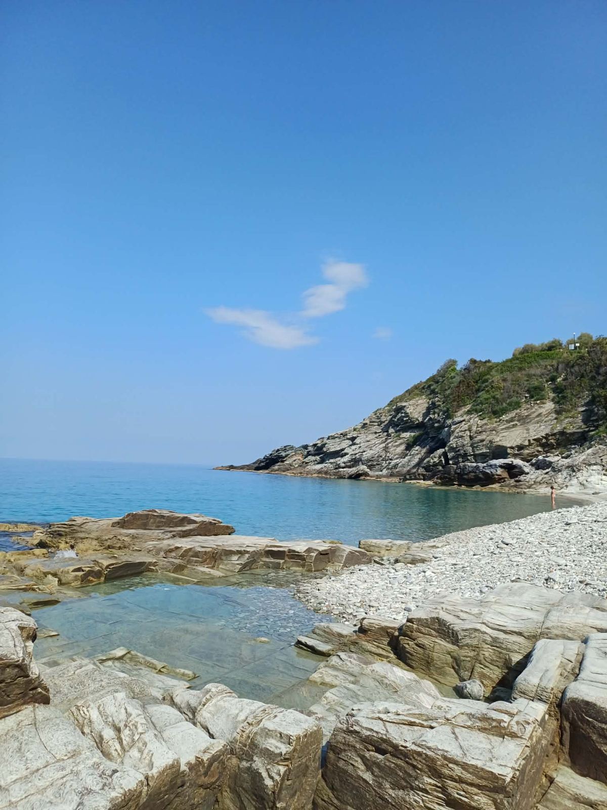 Φυσική πισίνα στον βράχο της ακτής