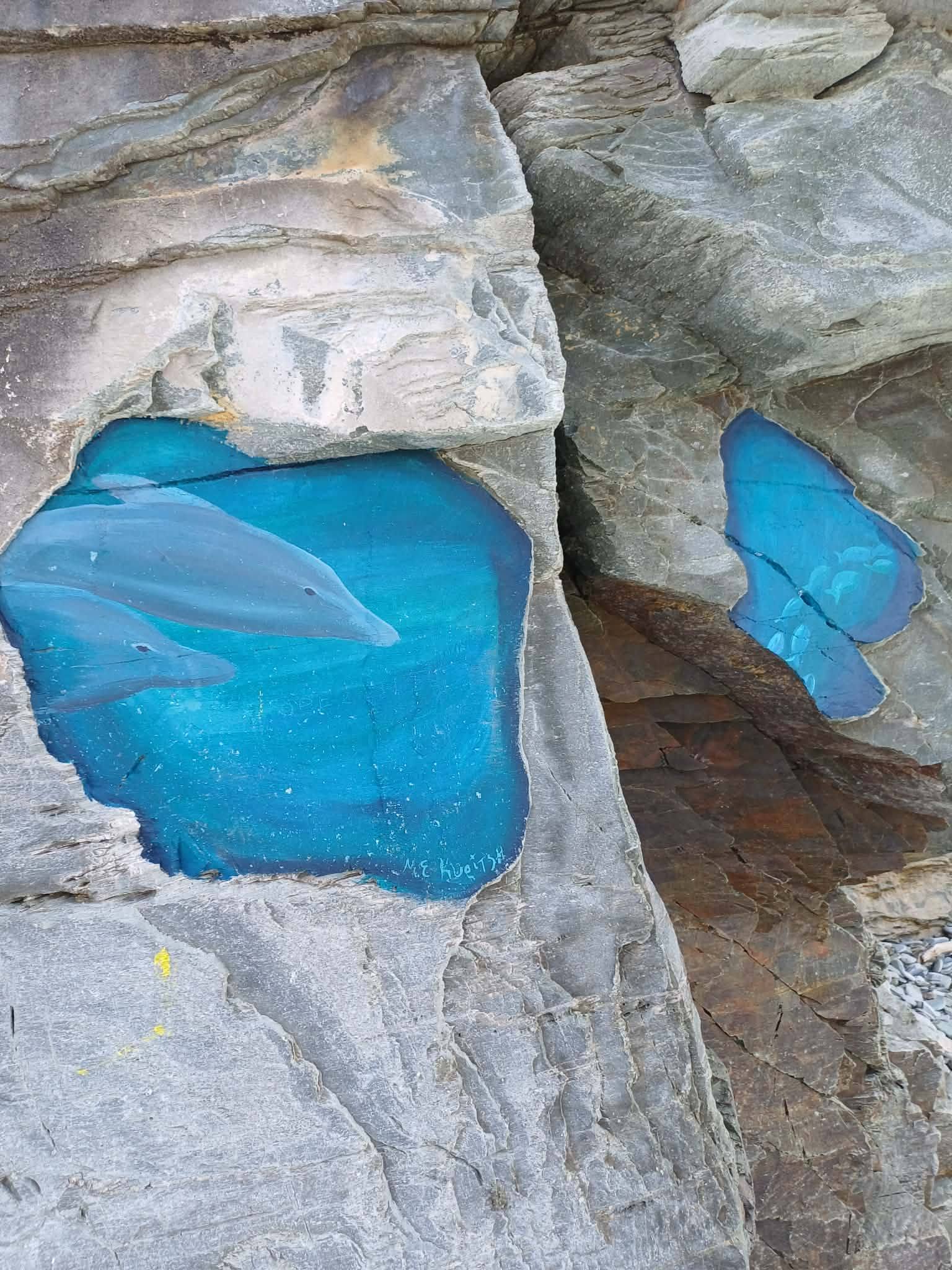 Ζωγραφιές σε βράχια της ακτής